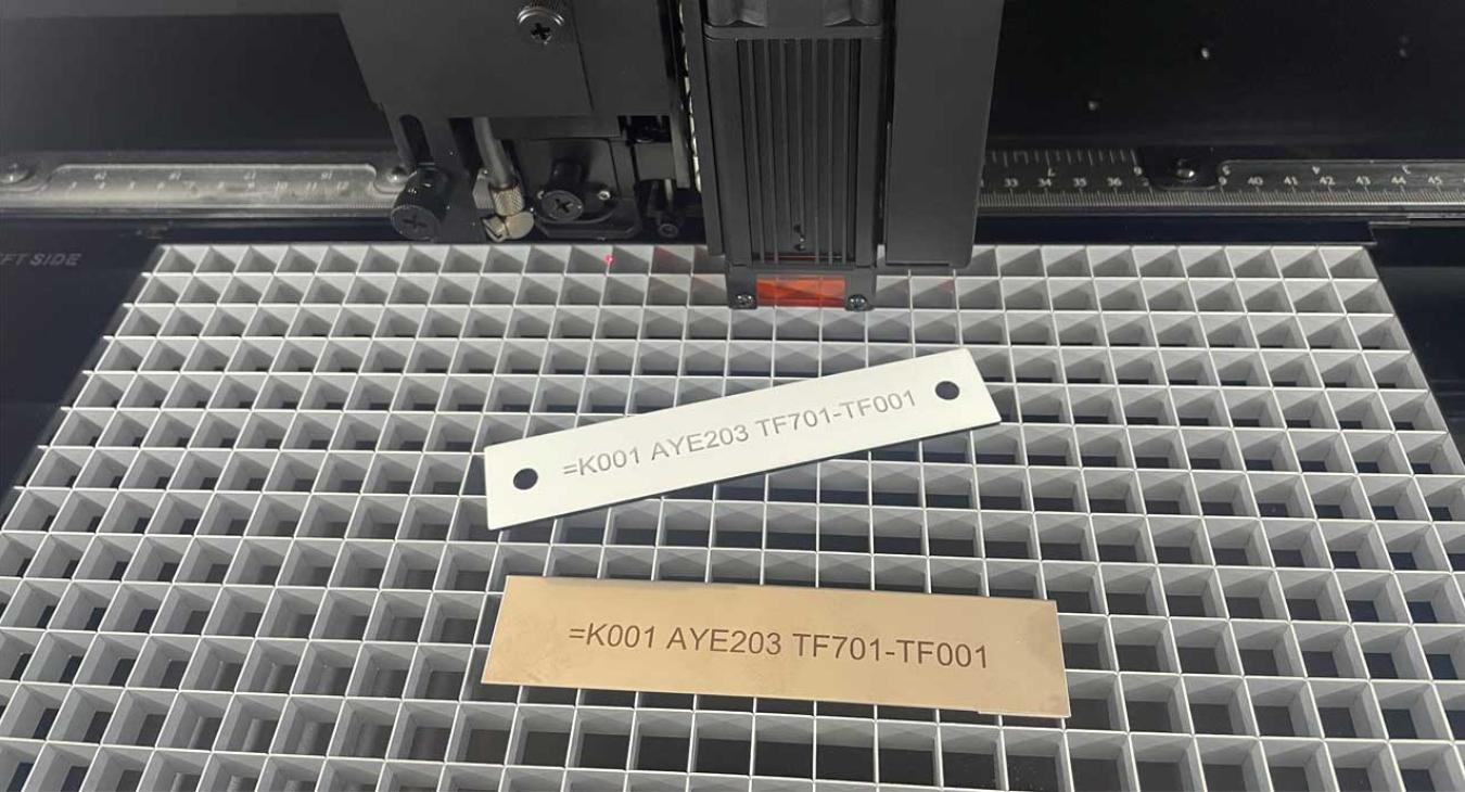 Targhette in plastica e acciaio incise con laser