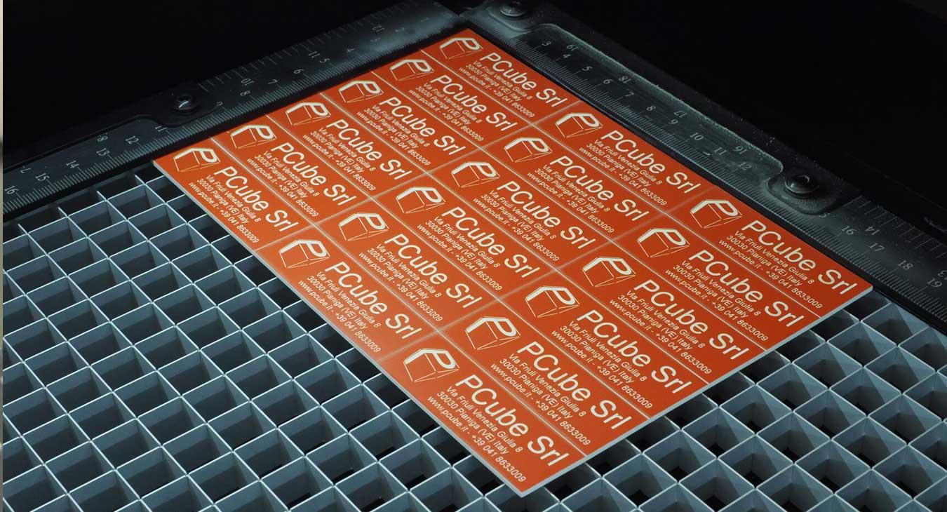 Targhette incise e tagliate con laser